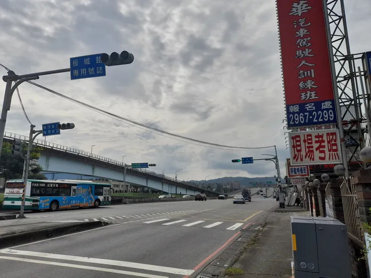 環河路和四川路在橋前匯合處，靠右走往自行車牽引道