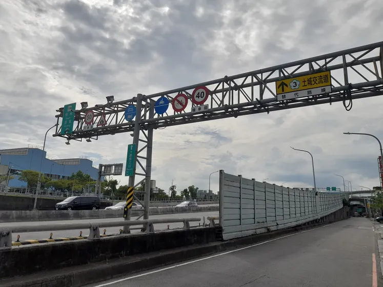 浮洲橋機慢車道禁行自行車標示，和新海橋狀況類似